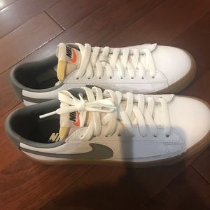 Nike sneakers- brand new size 7 M, 9 women’s